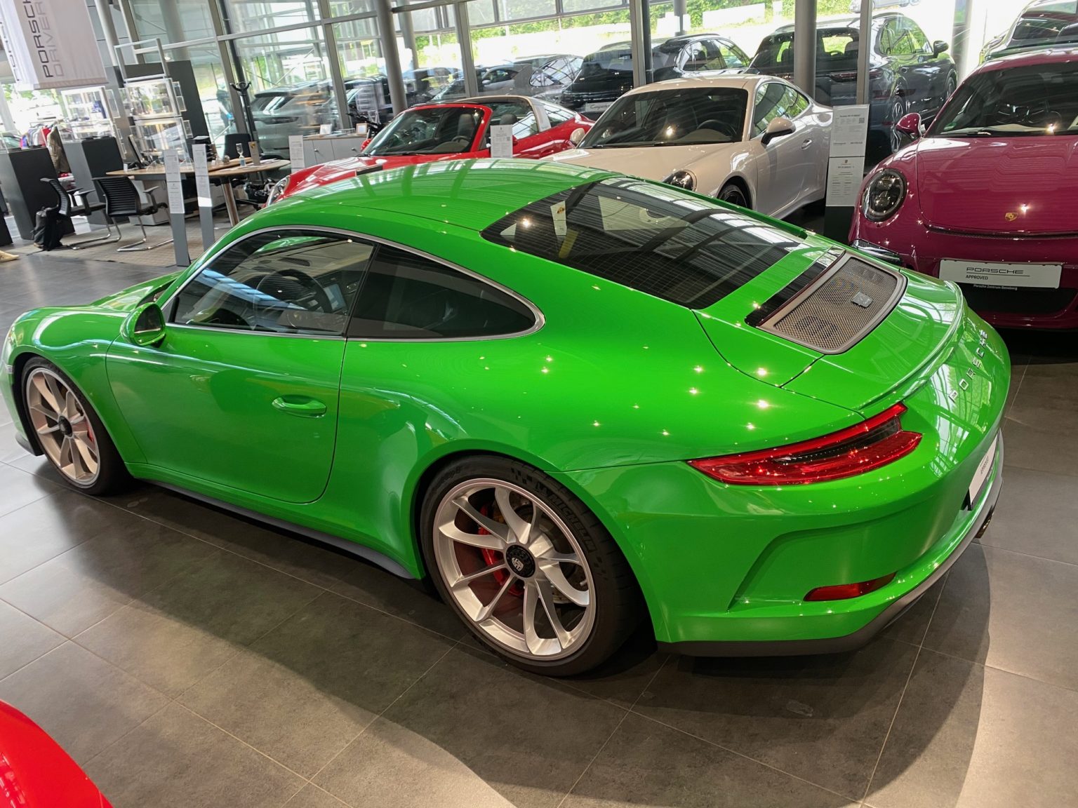 911 (911) GT3 Touring; 04/18; 6900km; Teinte Exclusive vert pur. PZRO